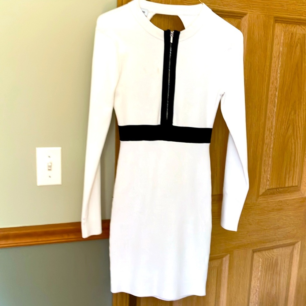 Stunning white dress with black accents, size xs nwot